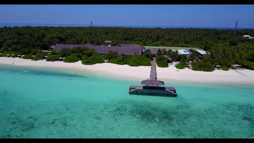 Luftaufnahme von oben Meereslandschaft des Paradieses Touristenstrand Lifestyle vor blauem Meer und sauberem Sandhintergrund