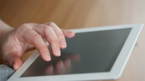 Uma tela sensível ao toque da superfície do computador tablet tocando a mão