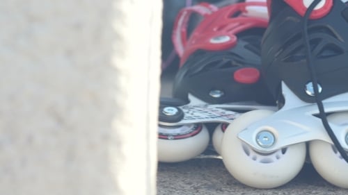 Rollerblades für Kinder im Freien. Sportlicher Lifestyle.