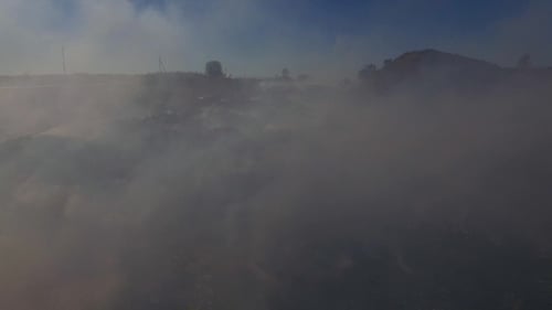 Großer Müllhaufen, der umweltschädliche Atmosphäre verbrennt