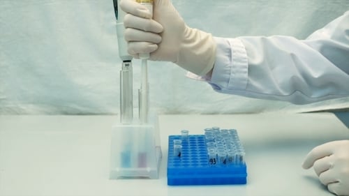 Un technicien de laboratoire scientifique effectue des analyses chimiques