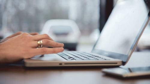 Geschäftsfrau arbeitet am Laptop im Café