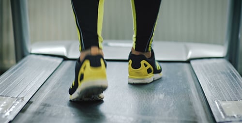 Der wandelnde Athlet beginnt auf der Joggingstrecke