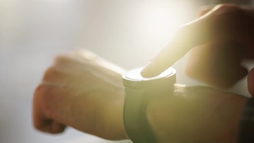 In Hall Station benutzt ein Mann seine Smart Watch-App.
Hände