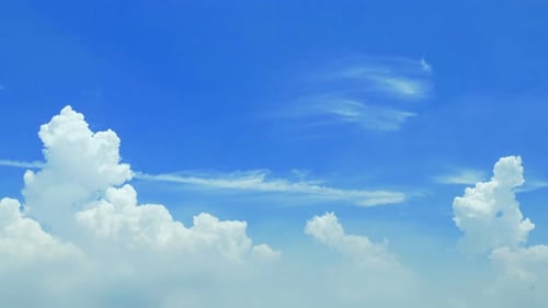 Zeitraffer, Sonnenuntergang, Sonnenaufgang und wunderschöne Dämmerung, flauschiger Sturm, bewölkter blauer und gelber Himmel