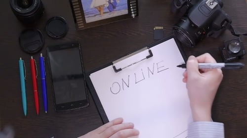 Ein Mann schreibt einen Stift auf Papier Word Online