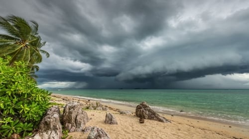 Schnell drohender Gewittersturm am Strand, Koh Samui, Thailand