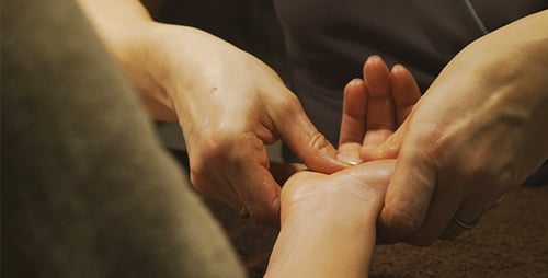 Massage für fettige Hände