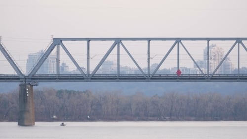 Brücke mit Auto und Zug