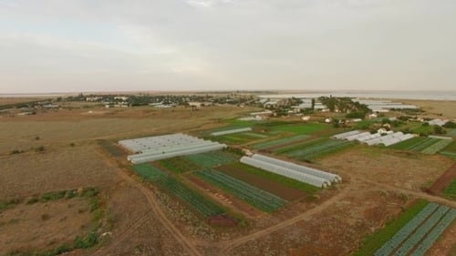 Invernaderos en campos agrícolas