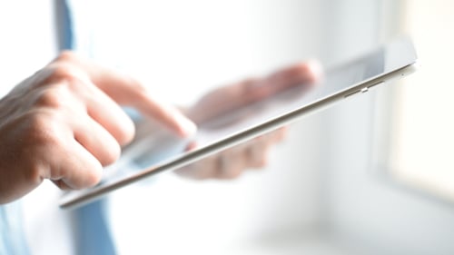 Designer arbeitet online mit Tablet, Freelancer