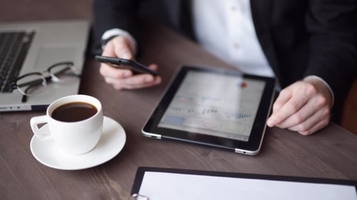 Verwenden von Smart Watch, Smartphone, Tablet, Laptop und Computer