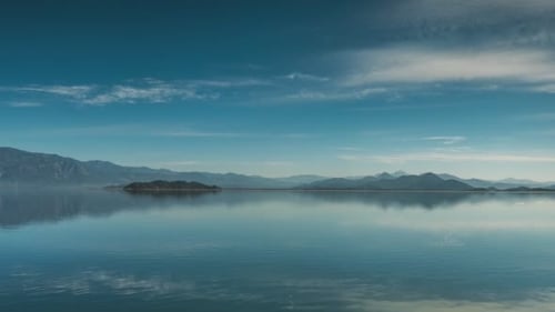 Spiegelwasser des Sees am Sommermorgen