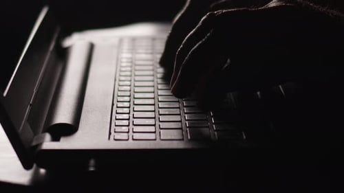 Travailler et taper sur PC portable 2