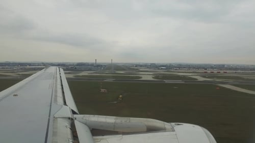 Flugzeug landet am Flughafen