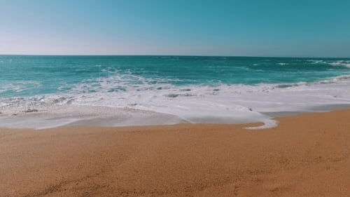 Am Sandstrand eintreffende Meereswellen