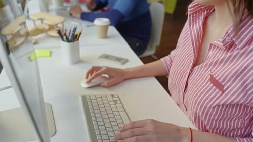 Vielbeschäftigte Geschäftsleute im Büro