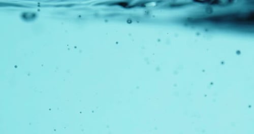 Blasen steigen zur Wasseroberfläche