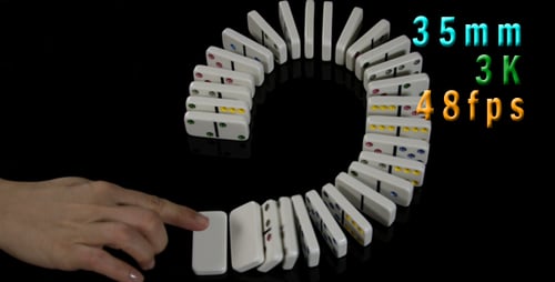 Menschliche Hände spielen mit weißem Domino am Tisch