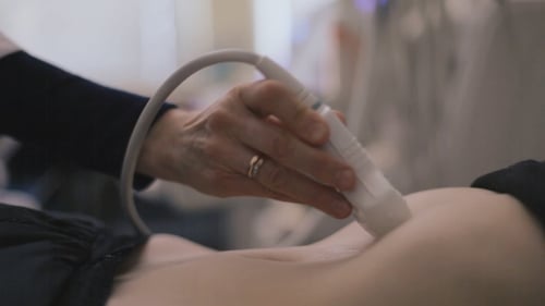 Médico haciendo ultrasonido con equipos modernos