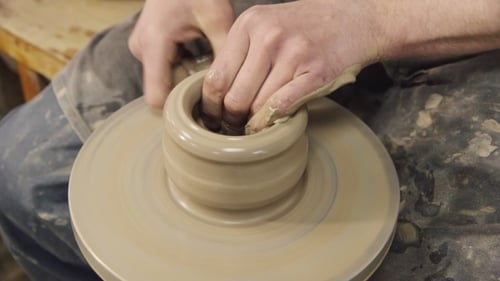 Master Potter fabrique de la poterie