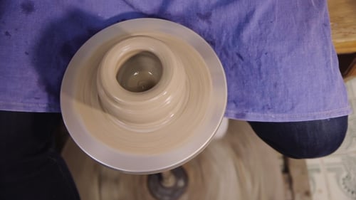 Potter fabrique une cruche en argile