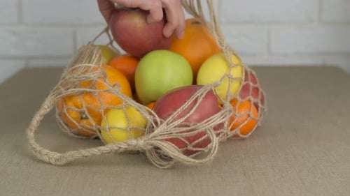 Mujer ecológica con frutas