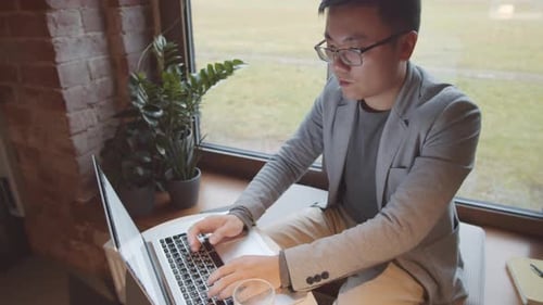 Männlicher Freelancer arbeitet im Coworking Cafe