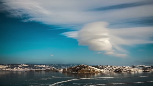 Wolken über Bergen