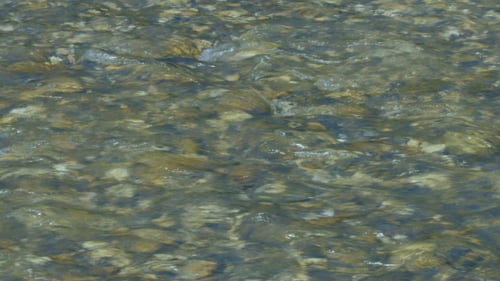 Aus der Quelle fließendes Süßwasser