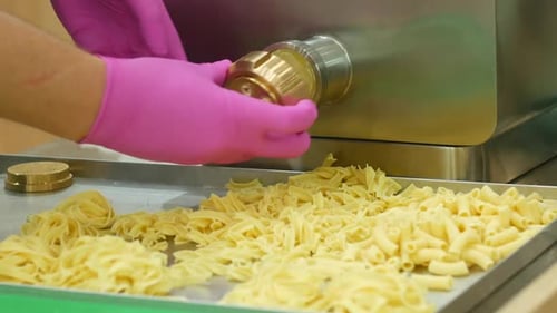 Cook verwendet Maschine, um Nudeln herzustellen