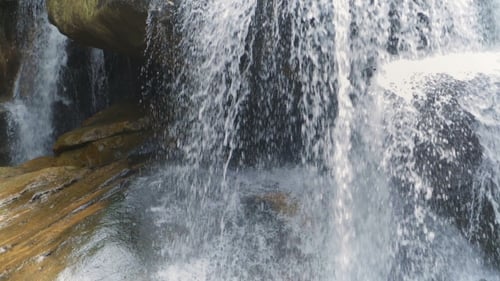 Wasserfall im tropischen Wald