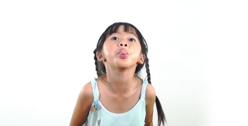 Niña asiática sacando la lengua