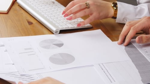 Frau und Mann arbeiten in einem Büro und tippen auf der Tastatur