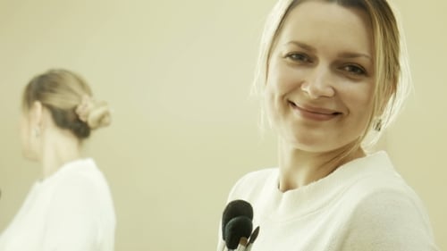 Maskenbildner schauen direkt in die Kamera