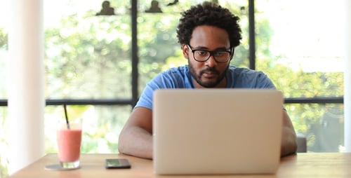 Designer trabalhando no estúdio