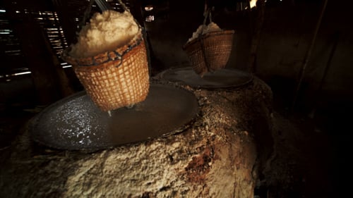 Ebulição tradicional de sal na província de Boklua Nan 01