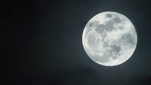 Mond durch die Wolken