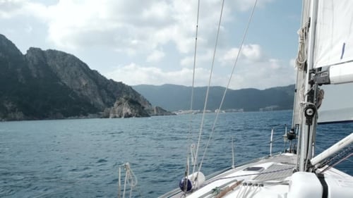 Blick auf den Yachtbogen eines Segelbootes mit Segeln.