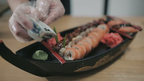 Der letzte Schliff bei der Zubereitung von Sushi-Rollen