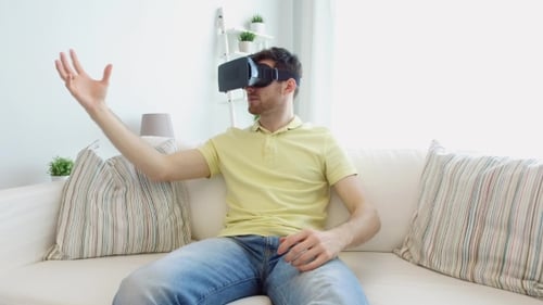 Headset-Spiel „Mann in virtueller Realität“