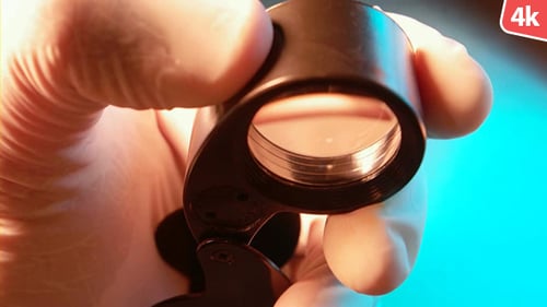 Uso de una lupa para realizar pruebas 229