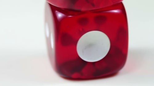 Roter Würfel rotierend auf weißem Hintergrund