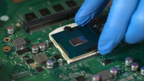 Técnico conecte o microprocessador da CPU ao soquete da placa-mãe.