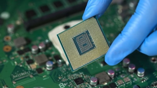 CPU in der Hand vor dem Einbau in das Motherboard