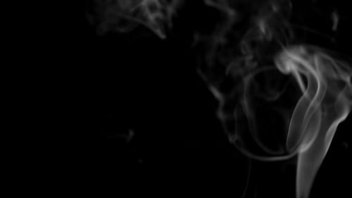 Imágenes de humo blanco sobre fondo negro.