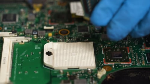 Stecken Sie den CPU-Chip des Computers in den Sockel des