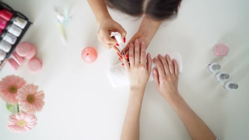 Nails Saloon Woman Nail Polish Remove With Tissue For New Manicure