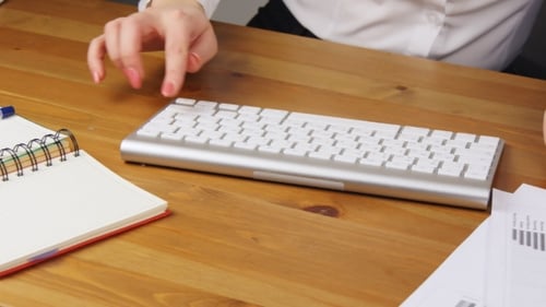 Frau und Mann arbeiten in einem Büro und tippen auf der Tastatur