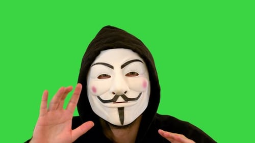 Mann mit Vendetta-Maske spricht vor der Kamera auf einem Greenscreen-Chroma-Key